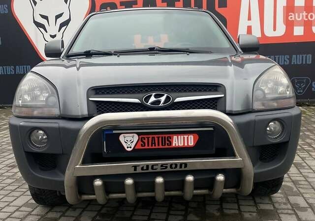 Серый Хендай Туксон, объемом двигателя 1.98 л и пробегом 174 тыс. км за 9500 $, фото 1 на Automoto.ua