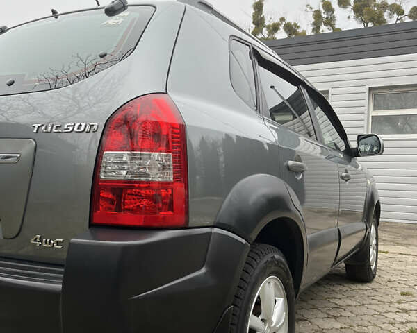 Серый Хендай Туксон, объемом двигателя 1.99 л и пробегом 209 тыс. км за 8200 $, фото 6 на Automoto.ua