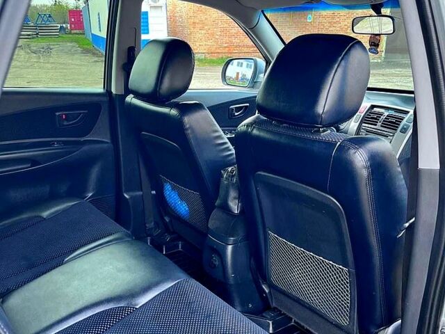 Серый Хендай Туксон, объемом двигателя 2 л и пробегом 165 тыс. км за 10000 $, фото 4 на Automoto.ua