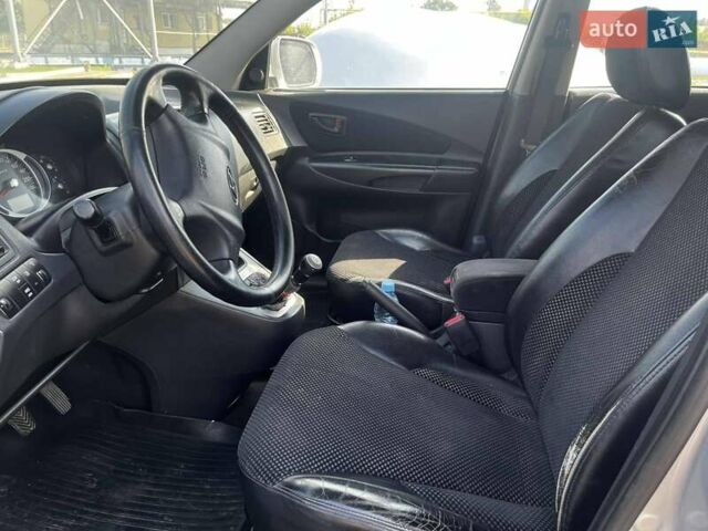 Серый Хендай Туксон, объемом двигателя 1.98 л и пробегом 373 тыс. км за 6800 $, фото 10 на Automoto.ua