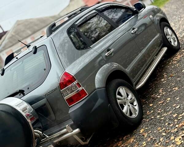 Серый Хендай Туксон, объемом двигателя 2 л и пробегом 92 тыс. км за 10500 $, фото 11 на Automoto.ua