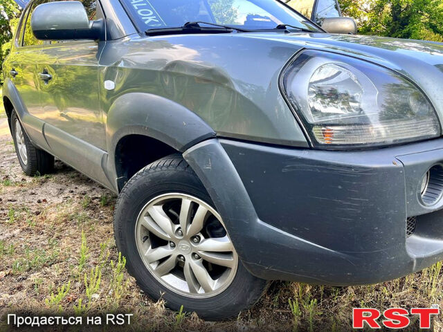 Сірий Хендай Туксон, об'ємом двигуна 2 л та пробігом 225 тис. км за 9000 $, фото 7 на Automoto.ua