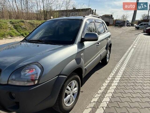 Сірий Хендай Туксон, об'ємом двигуна 1.98 л та пробігом 172 тис. км за 9500 $, фото 5 на Automoto.ua