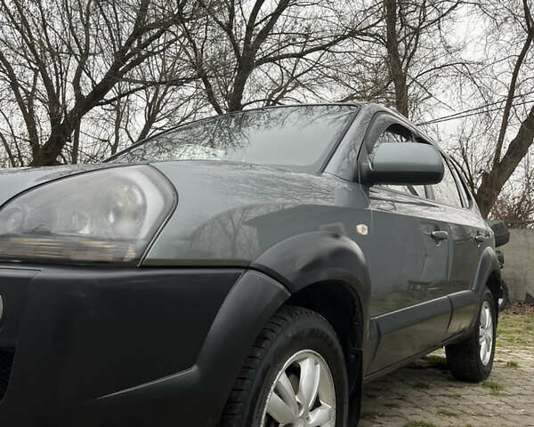 Серый Хендай Туксон, объемом двигателя 1.99 л и пробегом 209 тыс. км за 8200 $, фото 5 на Automoto.ua