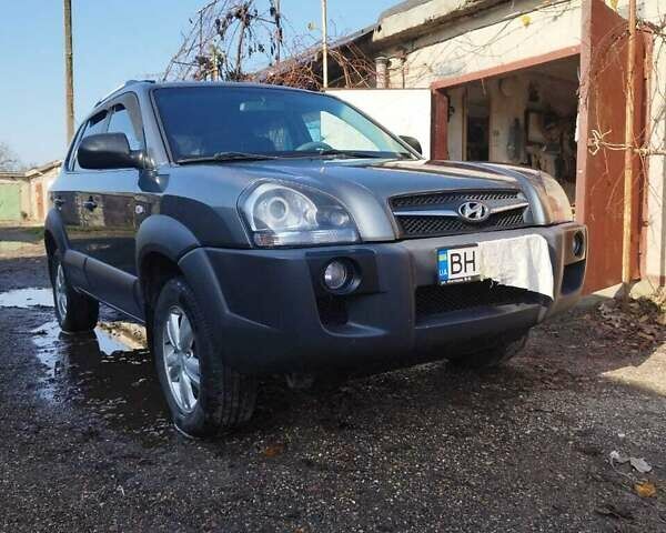 Серый Хендай Туксон, объемом двигателя 2 л и пробегом 168 тыс. км за 9499 $, фото 1 на Automoto.ua