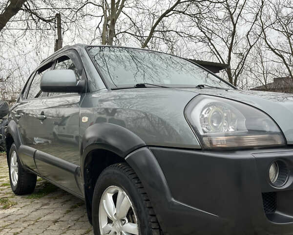 Серый Хендай Туксон, объемом двигателя 1.99 л и пробегом 209 тыс. км за 8200 $, фото 1 на Automoto.ua
