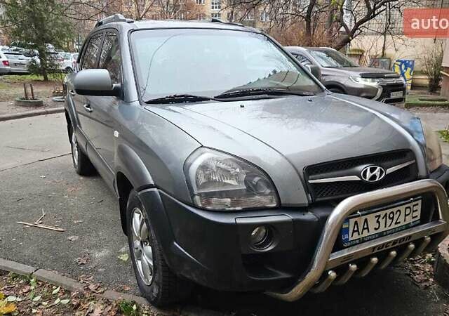 Сірий Хендай Туксон, об'ємом двигуна 1.98 л та пробігом 397 тис. км за 5800 $, фото 1 на Automoto.ua