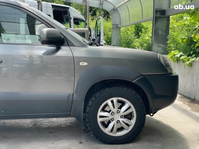 Серый Хендай Туксон, объемом двигателя 2 л и пробегом 240 тыс. км за 10990 $, фото 5 на Automoto.ua