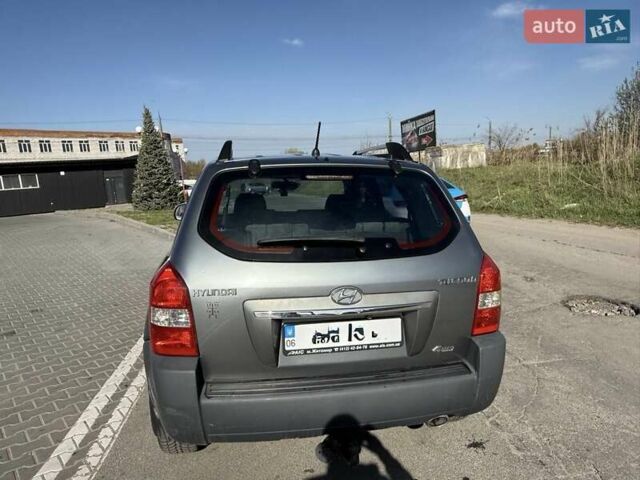 Сірий Хендай Туксон, об'ємом двигуна 1.98 л та пробігом 172 тис. км за 9500 $, фото 3 на Automoto.ua