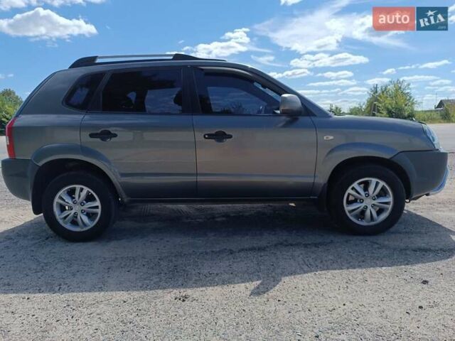 Сірий Хендай Туксон, об'ємом двигуна 2 л та пробігом 159 тис. км за 8800 $, фото 4 на Automoto.ua