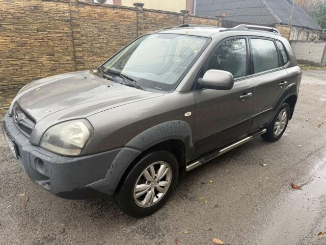 Серый Хендай Туксон, объемом двигателя 2 л и пробегом 43 тыс. км за 8500 $, фото 1 на Automoto.ua