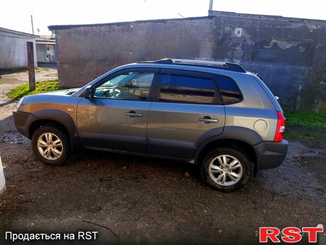 Серый Хендай Туксон, объемом двигателя 2 л и пробегом 178 тыс. км за 10000 $, фото 3 на Automoto.ua