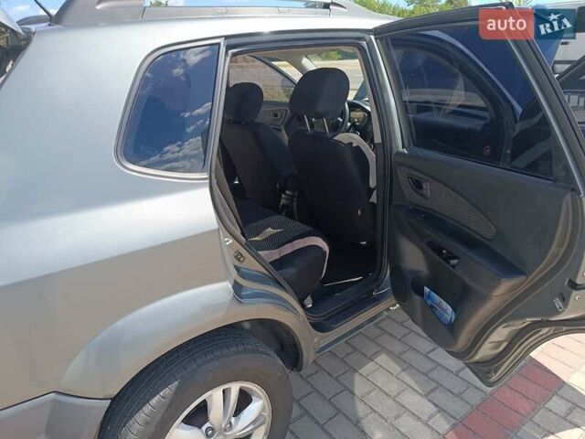 Сірий Хендай Туксон, об'ємом двигуна 2 л та пробігом 159 тис. км за 8800 $, фото 31 на Automoto.ua