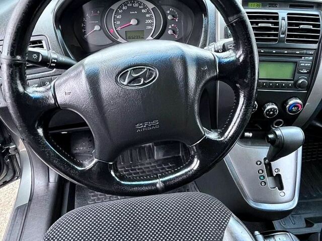 Серый Хендай Туксон, объемом двигателя 2 л и пробегом 165 тыс. км за 10000 $, фото 2 на Automoto.ua