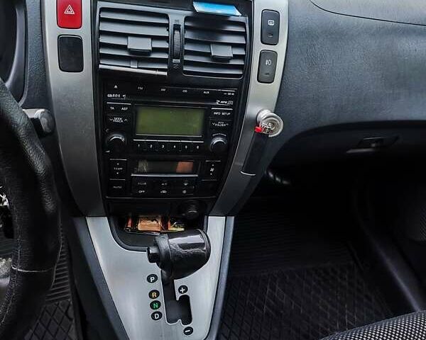 Серый Хендай Туксон, объемом двигателя 2 л и пробегом 255 тыс. км за 9500 $, фото 3 на Automoto.ua