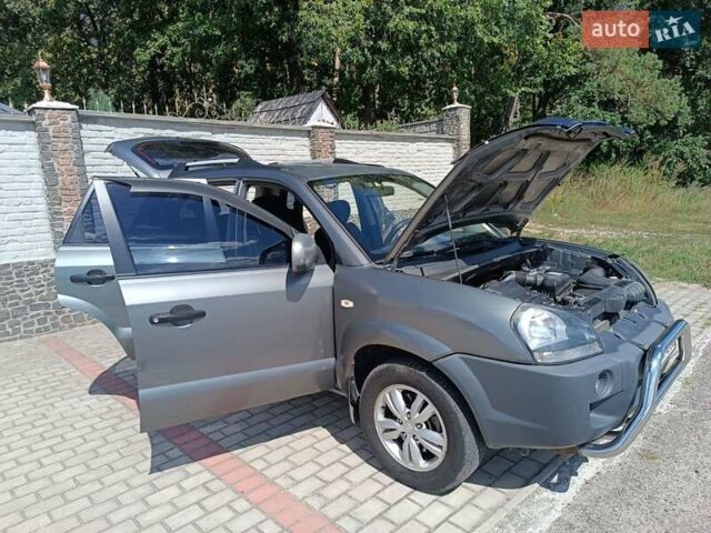 Сірий Хендай Туксон, об'ємом двигуна 2 л та пробігом 159 тис. км за 8800 $, фото 22 на Automoto.ua