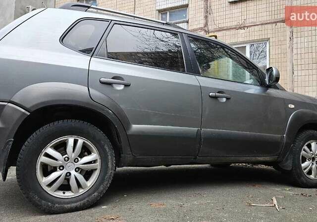 Сірий Хендай Туксон, об'ємом двигуна 1.98 л та пробігом 397 тис. км за 5800 $, фото 16 на Automoto.ua