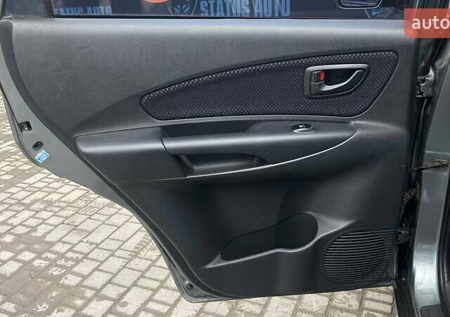 Серый Хендай Туксон, объемом двигателя 1.98 л и пробегом 174 тыс. км за 9500 $, фото 24 на Automoto.ua