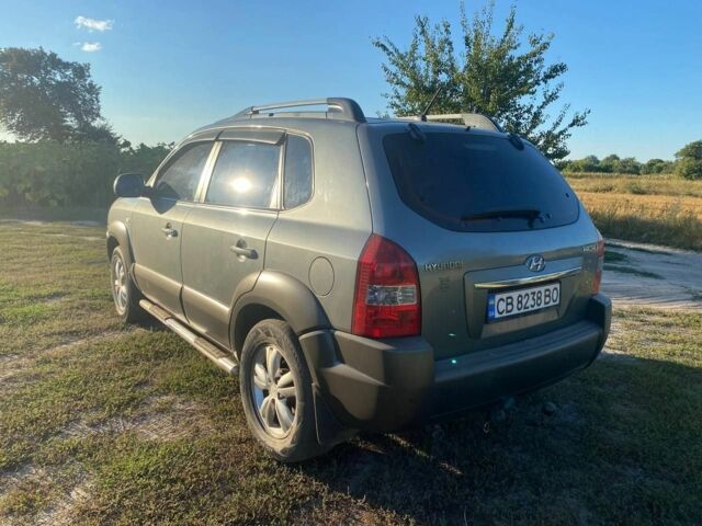 Сірий Хендай Туксон, об'ємом двигуна 2 л та пробігом 256 тис. км за 8900 $, фото 4 на Automoto.ua