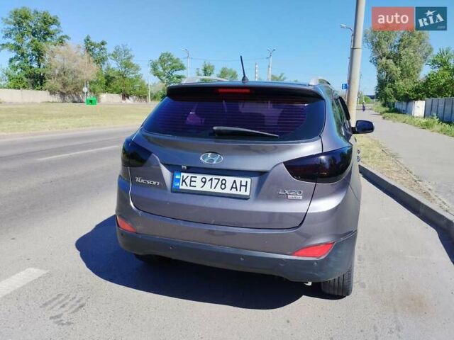 Серый Хендай Туксон, объемом двигателя 2 л и пробегом 129 тыс. км за 12000 $, фото 2 на Automoto.ua