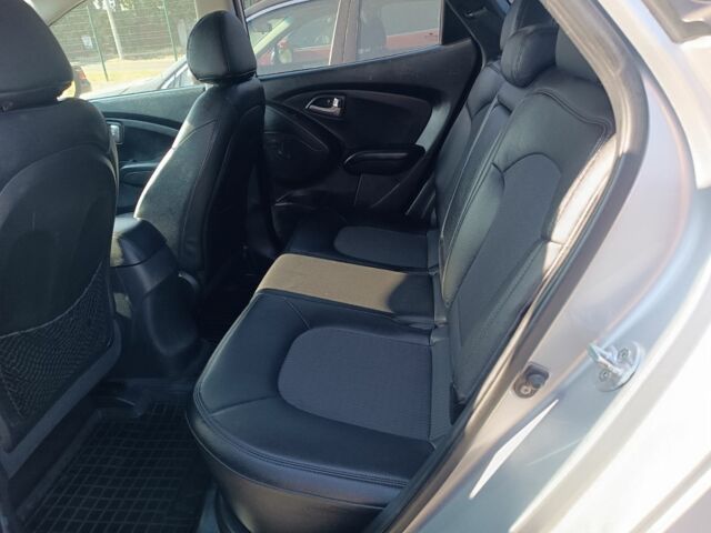 Серый Хендай Туксон, объемом двигателя 2.4 л и пробегом 248 тыс. км за 10600 $, фото 4 на Automoto.ua