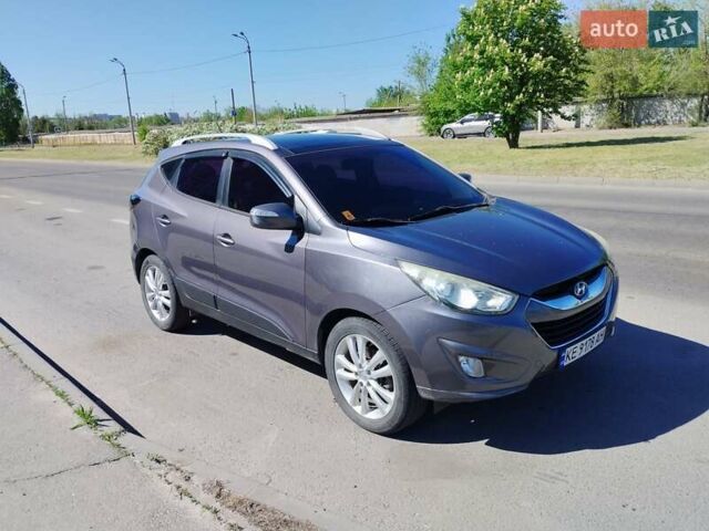 Серый Хендай Туксон, объемом двигателя 2 л и пробегом 129 тыс. км за 12000 $, фото 5 на Automoto.ua