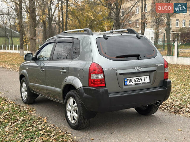 Серый Хендай Туксон, объемом двигателя 1.98 л и пробегом 77 тыс. км за 10500 $, фото 4 на Automoto.ua