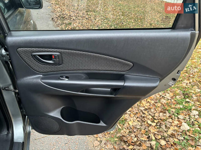 Серый Хендай Туксон, объемом двигателя 1.98 л и пробегом 77 тыс. км за 10500 $, фото 15 на Automoto.ua