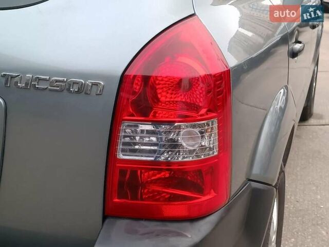 Серый Хендай Туксон, объемом двигателя 2 л и пробегом 148 тыс. км за 10390 $, фото 10 на Automoto.ua