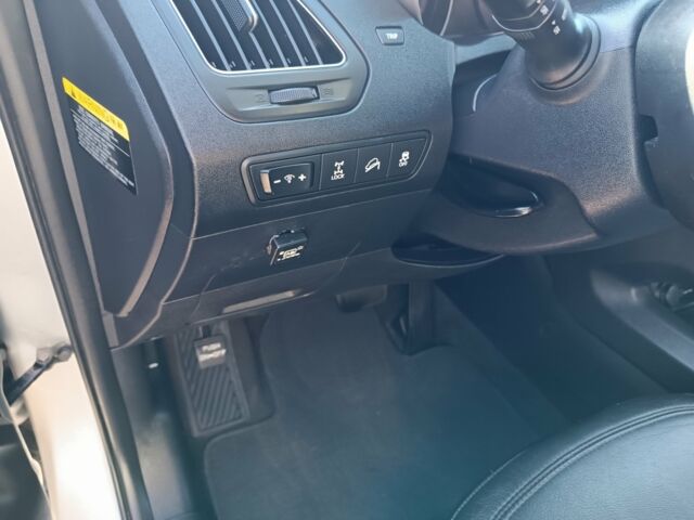 Серый Хендай Туксон, объемом двигателя 2.4 л и пробегом 248 тыс. км за 10600 $, фото 5 на Automoto.ua