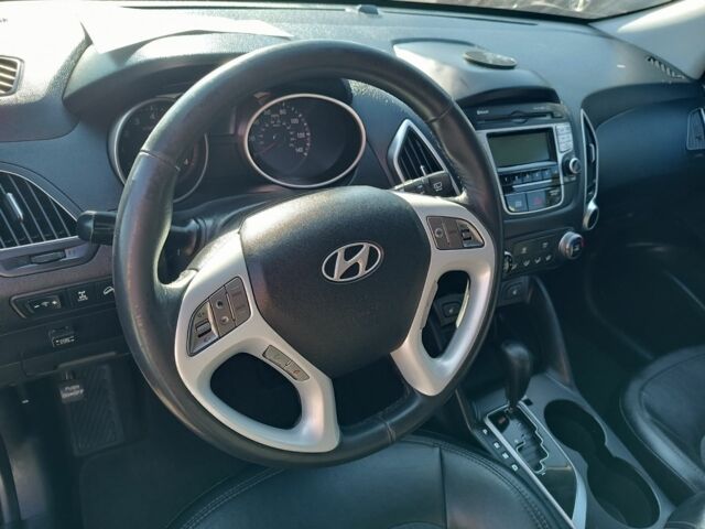 Серый Хендай Туксон, объемом двигателя 2.4 л и пробегом 248 тыс. км за 10600 $, фото 7 на Automoto.ua