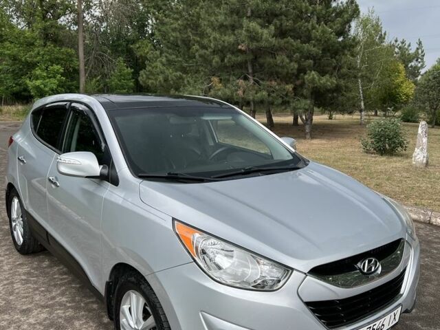 Серый Хендай Туксон, объемом двигателя 2.4 л и пробегом 164 тыс. км за 12500 $, фото 5 на Automoto.ua