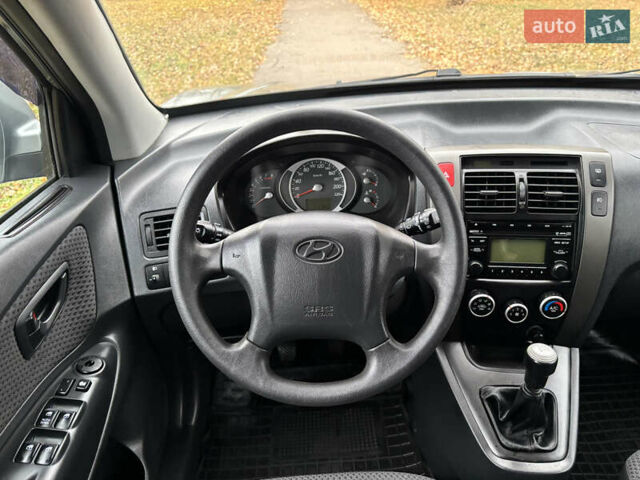 Серый Хендай Туксон, объемом двигателя 1.98 л и пробегом 77 тыс. км за 10500 $, фото 22 на Automoto.ua