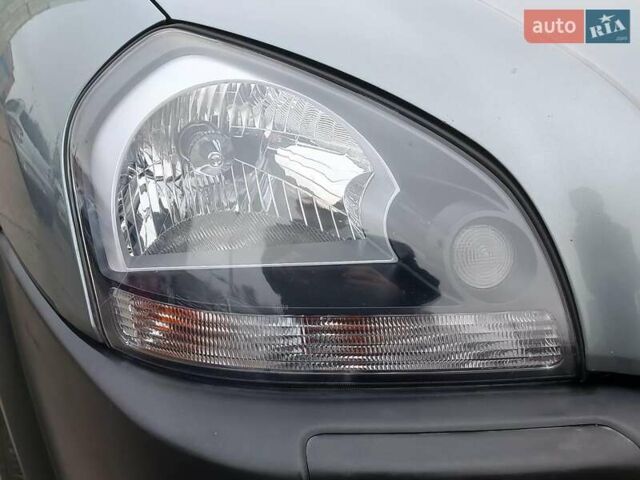 Серый Хендай Туксон, объемом двигателя 2 л и пробегом 148 тыс. км за 10390 $, фото 5 на Automoto.ua