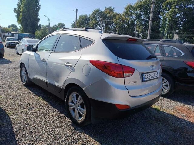 Серый Хендай Туксон, объемом двигателя 2.4 л и пробегом 248 тыс. км за 10600 $, фото 12 на Automoto.ua