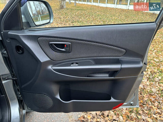 Серый Хендай Туксон, объемом двигателя 1.98 л и пробегом 77 тыс. км за 10500 $, фото 18 на Automoto.ua