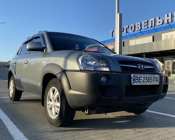 Серый Хендай Туксон, объемом двигателя 2 л и пробегом 127 тыс. км за 10000 $, фото 4 на Automoto.ua