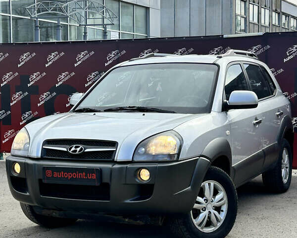 Серый Хендай Туксон, объемом двигателя 1.98 л и пробегом 210 тыс. км за 9950 $, фото 2 на Automoto.ua