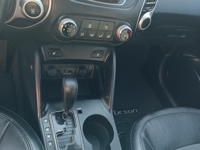 Серый Хендай Туксон, объемом двигателя 2.4 л и пробегом 248 тыс. км за 10600 $, фото 6 на Automoto.ua