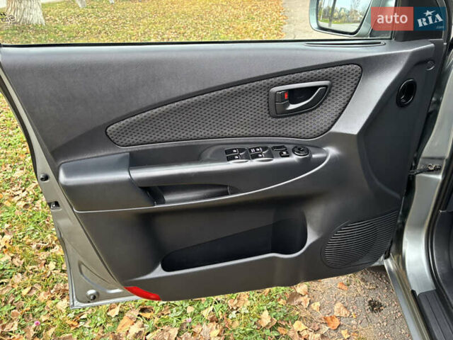 Серый Хендай Туксон, объемом двигателя 1.98 л и пробегом 77 тыс. км за 10500 $, фото 12 на Automoto.ua