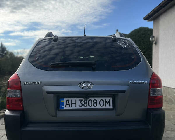 Хендай Туксон 2012 у Харкові на Automoto.ua Сірий Хендай Туксон, об'ємом двигуна 2 л та пробігом 148 тис. км за 10200 $, фото 3 на Automoto.ua