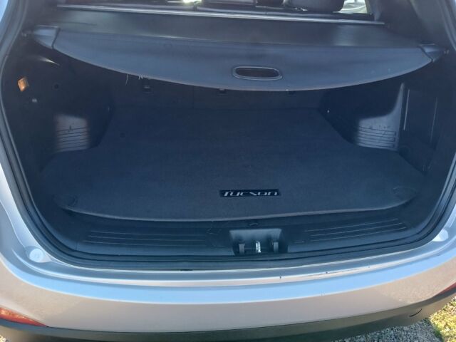 Серый Хендай Туксон, объемом двигателя 2.4 л и пробегом 248 тыс. км за 10600 $, фото 3 на Automoto.ua