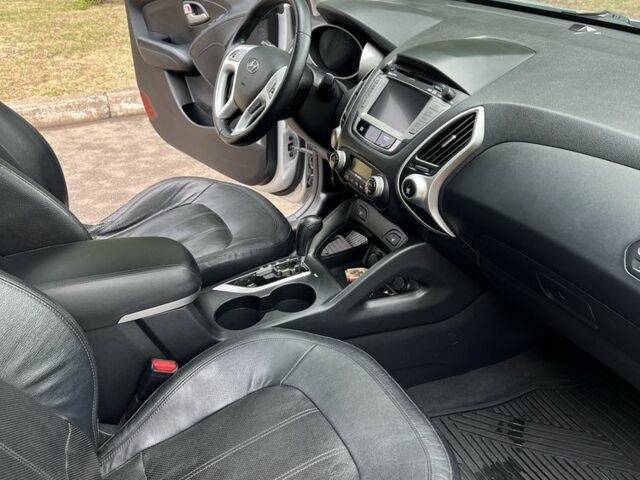 Серый Хендай Туксон, объемом двигателя 2.4 л и пробегом 164 тыс. км за 12500 $, фото 1 на Automoto.ua