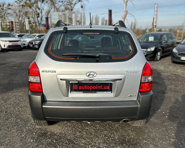 Сірий Хендай Туксон, об'ємом двигуна 1.98 л та пробігом 210 тис. км за 9999 $, фото 10 на Automoto.ua