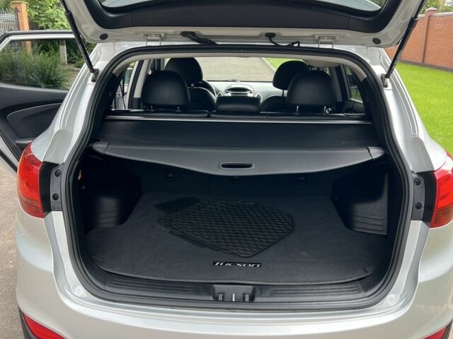 Серый Хендай Туксон, объемом двигателя 2.4 л и пробегом 164 тыс. км за 12500 $, фото 4 на Automoto.ua