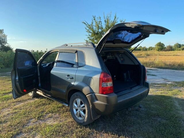 Сірий Хендай Туксон, об'ємом двигуна 2 л та пробігом 256 тис. км за 8900 $, фото 14 на Automoto.ua