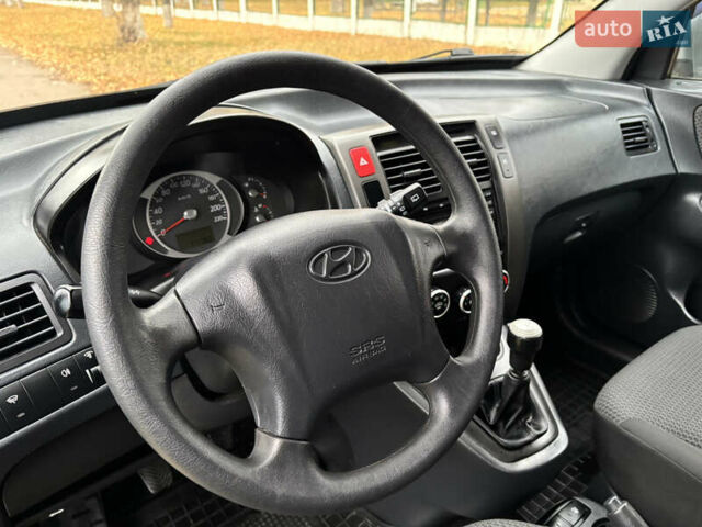 Серый Хендай Туксон, объемом двигателя 1.98 л и пробегом 77 тыс. км за 10500 $, фото 23 на Automoto.ua