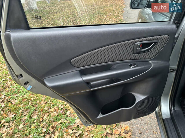 Серый Хендай Туксон, объемом двигателя 1.98 л и пробегом 77 тыс. км за 10500 $, фото 14 на Automoto.ua