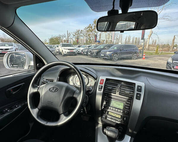 Сірий Хендай Туксон, об'ємом двигуна 1.98 л та пробігом 210 тис. км за 9999 $, фото 26 на Automoto.ua