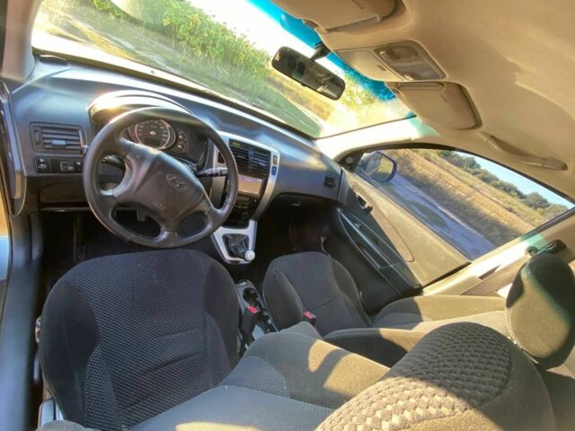 Сірий Хендай Туксон, об'ємом двигуна 2 л та пробігом 256 тис. км за 8900 $, фото 6 на Automoto.ua